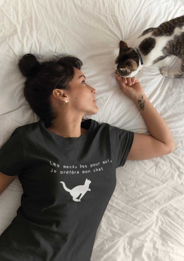 Image de t-shirt noir "les mecs pas pour moi, je préfère mon chat"- MCL Sérigraphie